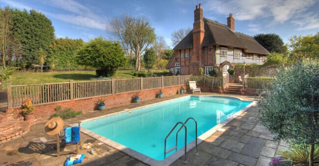 holiday cottages near pubs: Manor Farmhouse, Milstead, Kent