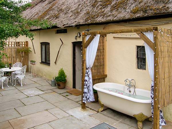 Absolutely Fabulous Getaways: Longhouse Cottage, Staycation Holidays