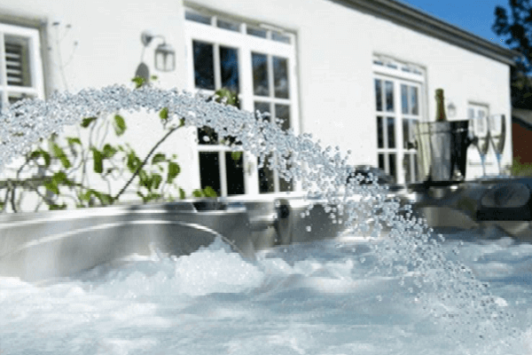 Hot tub cottages: Burrows, Devon