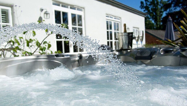 Covid-19 Book with Confidence guarantee: Hot Tub at Burrows, East Devon, Staycation Holidays